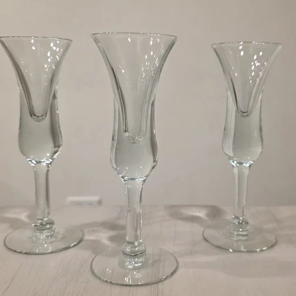 Vintage hand-blown clear glass cordial/ sherry glass with flared rim. Set Of 3 - Picture 2 of 6